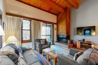 Image de condo Cozy w / piscine partagée, un bain à remous, et plus - sur site de golf et vue sur la montagne!