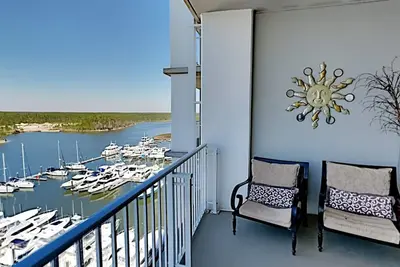 Image de Condo de quai haut de gamme ~ Vues imprenables sur la baie ~ Services incroyables du complexe!