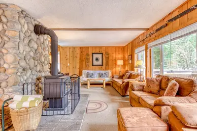 Chalet de montagne confortable et adapté aux chiens avec bain à remous et terrasse privés - à pied des pistes!