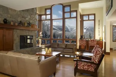 Image de Luxe 6 chambres-6. 5 salles de bain The Mountainside House - Ski Off Ă Killington!
