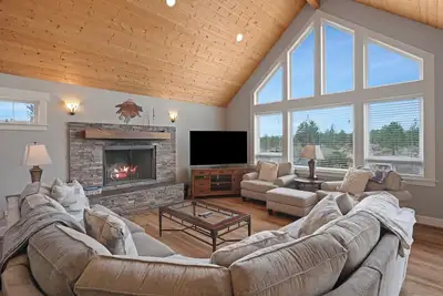Image de Five Peaks - Large 5 Bdrm, 4 Bath Home, Porche with Hot Tub and Mountain Views, près de Mt Bachelor!