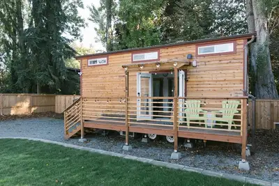 Image de Petite maison urbaine moderne w / 2br près de l'aéroport et du transport-cadre privé