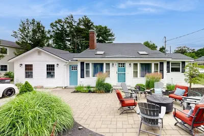 Image de Maison rurale avec poêle à bois et patio privé - à 3 pâtés de maisons de Footbridge Beach!