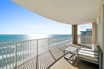 Image de Moderne 2bd / 2ba w / canapé-lit avec vue sur la plage de luxe à Ocean Villa!