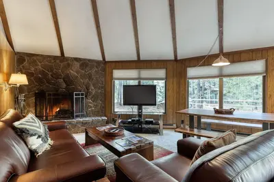 Yourte style home w / bain à remous privé, terrasse enveloppante, passes Sharc et plus!