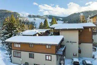 Image de En face de l'école de ski pour enfants et de l'ascenseur Riva Bahn à Gold Peak