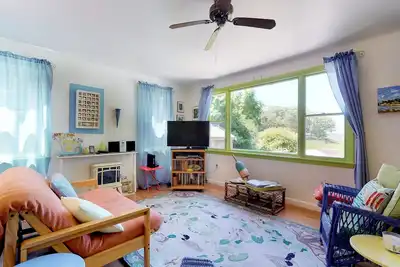 Image de chalet au bord du lac avec un pont, à proximité des ferries et des plages!
