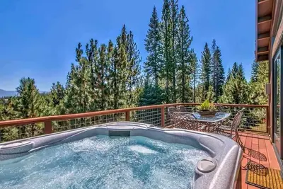 Image de Au-dessus des pins - Gorgeous Custom 3 Br avec bain à remous et Sunny Deck + Hoa Gym