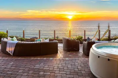 Image de Location en bord de mer avec 7br, 5ba, spa privé, terrasse, vue sur l'océan sans fin Ac