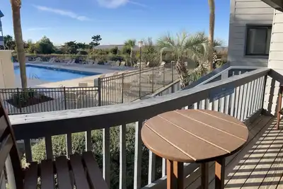 Image de Récemment rénové! Piscine et plage juste devant votre condo!