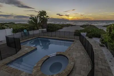 Image de Maison Gulf Beach Front avec piscine privée - Hideaway de Sun par Beach Time Rentals