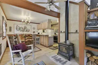 Image de Paisible pour une escapade estivale de Squaw Valley pouvant accueillir 7 personnes. À quelques minutes du village de Squaws. Équipements Hoa et bain à remous disponible! Demandez-nous nos activités quotidiennes Gratuites!