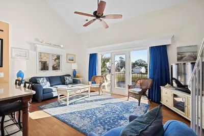 Image de Spotless mis à jour et spacieux 3 Bed / 3 Bath Condo au coeur de Surfside! -217a2