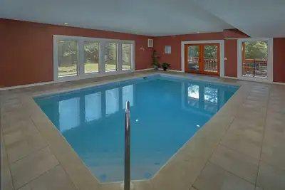 Image de Profitez de votre piscine intérieure privée et théâtre. Quelques minutes du Parc National!