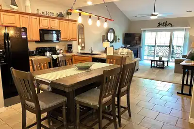 Image de 3 Br, 2 salles de bain niveau supérieur Condo sur Table Rock Lake avec Dock Accès & Netflix