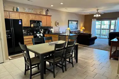 Image de 3 Br, 2 salles de bains appartement sur les rives du lac de Table Rock avec Access Dock