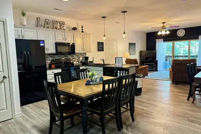 Image de Peut être un 3 ou 6 Br, 2 ou 4 condo Lakefront Bath avec accès à quai