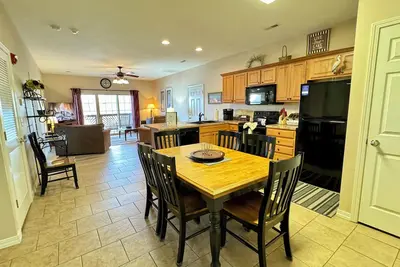 Image de Peut être un 3 ou 6 Br, 2 ou 4 condo Lakefront Bath avec accès à quai