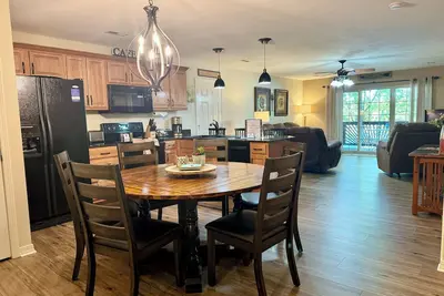 Image de Peut être un 3 ou 6 Br, 2 ou 4 condo Lakefront Bath avec accès à quai