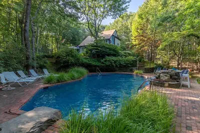 Image de Nouvelle inscription: Airy, moderne et niché dans les arbres à Southampton avec piscine chauffée privée, pont spacieux
