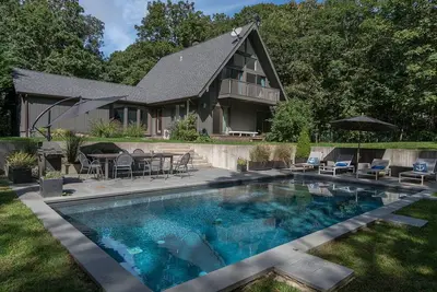 Image de Beaut�� moderne de style lodge à Montauk, 10 min. Promenade à Ocean Beach, piscine chauffée, cour arrière ombragée