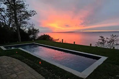 Image de Nouvelle inscription: Accueil Waterfront Sag Harbor w / vue imprenable sur Little Peconic Bay, accès à la plage