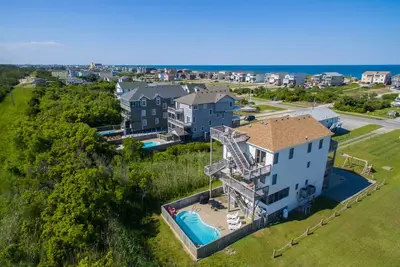 Image de Gone Coastal: Piscine priv���e, bain à remous, �� quelques pas de l'océan Atlantique.
