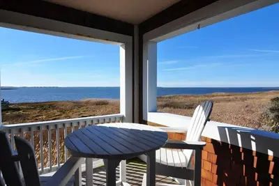 Image de Surround Sound: 2 chambres, condo soundview, piscine communautaire et superbes couchers de soleil!