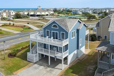 Image de Time Out: Oceanside maison de quatre chambres avec accès facile à la plage et piscine communautaire