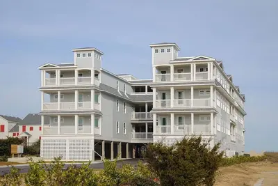 Image de Seven Cs 402: Haut niveau condo, bord de mer, piscine communautaire, communauté chemin privé à la plage.