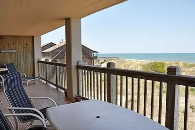 Image de Mermaids Cove: condo en front de mer, piscine communautaire, grand balcon.