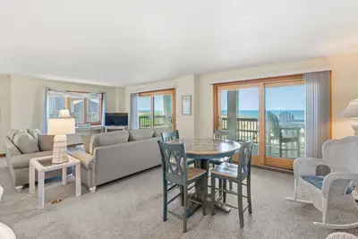 Image de Heron Cove 204s: Condo au bord de l'océan avec espace de vie ouvert et vaste bar