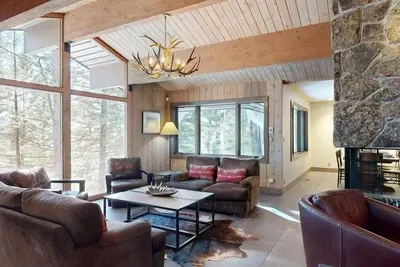 Image de Moose Hideaway - Magnifique 5 chambres niché dans les bois