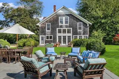 Image de Grange superbement rénovée à Bridgehampton avec fenêtres du sol au plafond, à un kilomètre de la ville