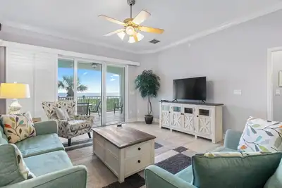 Image de Concepteur réaménagé Direct Oceanfront Cinnamon Beach Unit 722-August Specials!