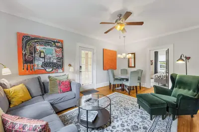 Image de 800 Magnolia #1: Chic 2br w/ Porch, near Dilworth
