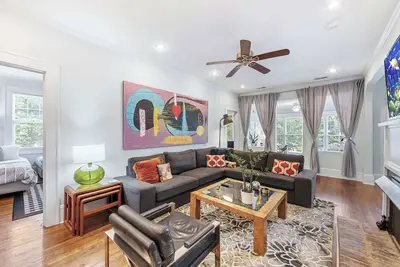 Image de 500 Queens #6: Modern 2br in Myers Park w/ porch