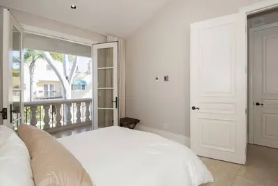 Image de D'inspiration française élégante villa romantique sur la plage