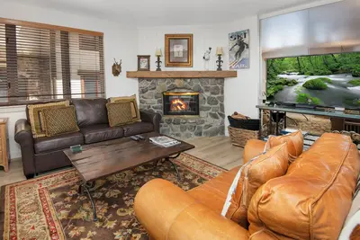 Image de Condo privé au cœur du village de Vail avec bains à remous et piscine | Village Inn Plaza 218