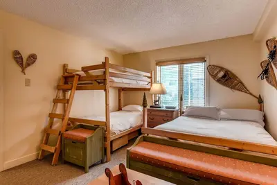 Image de Chambre d'hôtel de ski-lodge avec kitchenette dans le village Lionshead de Vail | Westwind 306b