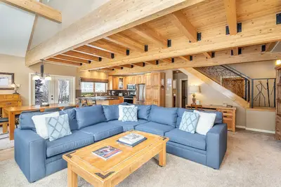 Image de Viking Lodge 100a - 900sf Riverfront Deck, on dirait une maison privée! Piscine, bain à remous, parking gratuit.