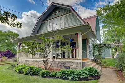 Image de La maison de l'arbre près du centre-ville d'Asheville.