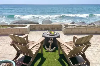 Image de Condo sur le sable en bord de mer avec spa privé.