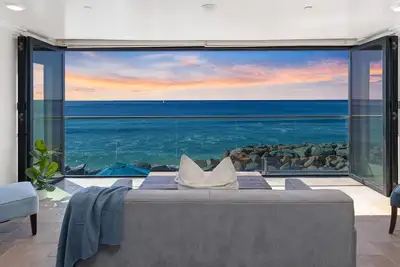 Image de New Beachfront 11br \/ 11ba maison w \/ terrasse sur le toit, spa, Designer Décoré & A \/ C