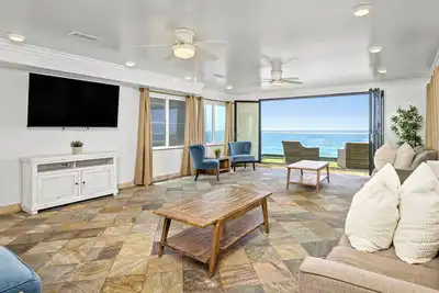 Image de Oceanfront Home avec une terrasse sur le toit, un spa privé et équipé avec A \/ C.