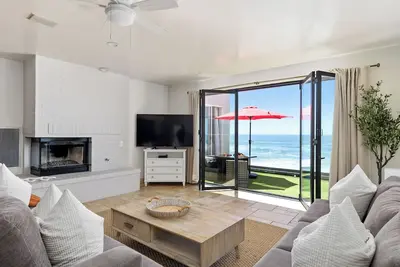 Image de Beach Home avec 8br de, 5. 5ba de, terrasses sur le toit, des spas, Designer Décoré & A \/ C