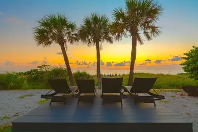 Image de 7 chambres Gulf Front Beach House à Indian Rocks Beach - 3 Palms Retreat par Beach Time Rentals