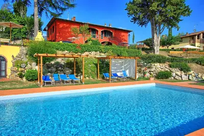 Image de Appartement avec piscine, climatisation, Wifi, Tv, vue panoramique, parking, près de San Gimignano