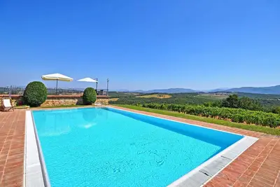 Agréable appartement avec Wifi, piscine, Tv, vue panoramique, parking, près de Greve In Chianti