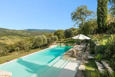 Image de Merveilleuse maison de vacances privée avec bain à remous, piscine privée, Wifi, Tv, patio